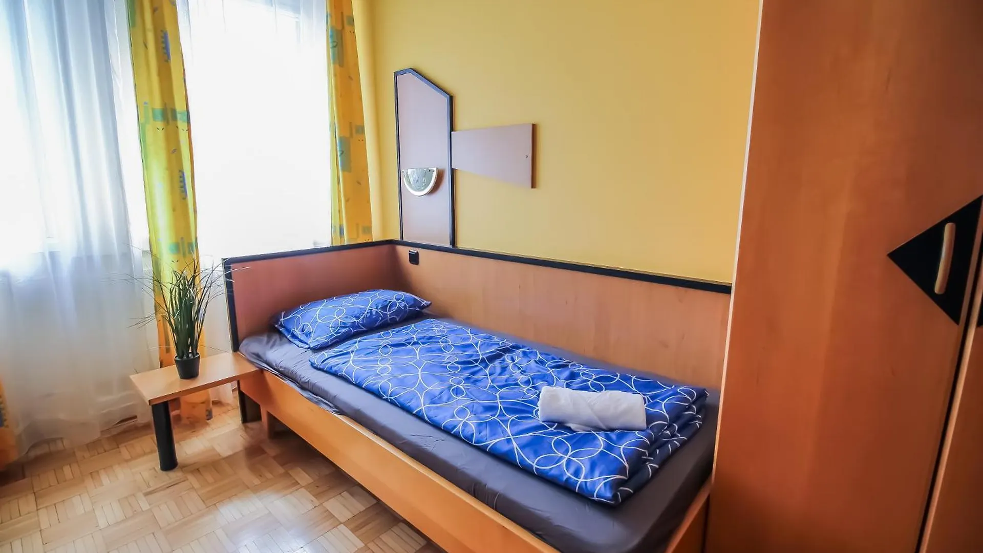 Cozy Rooms - U3 Huetteldorferstrasse contacts