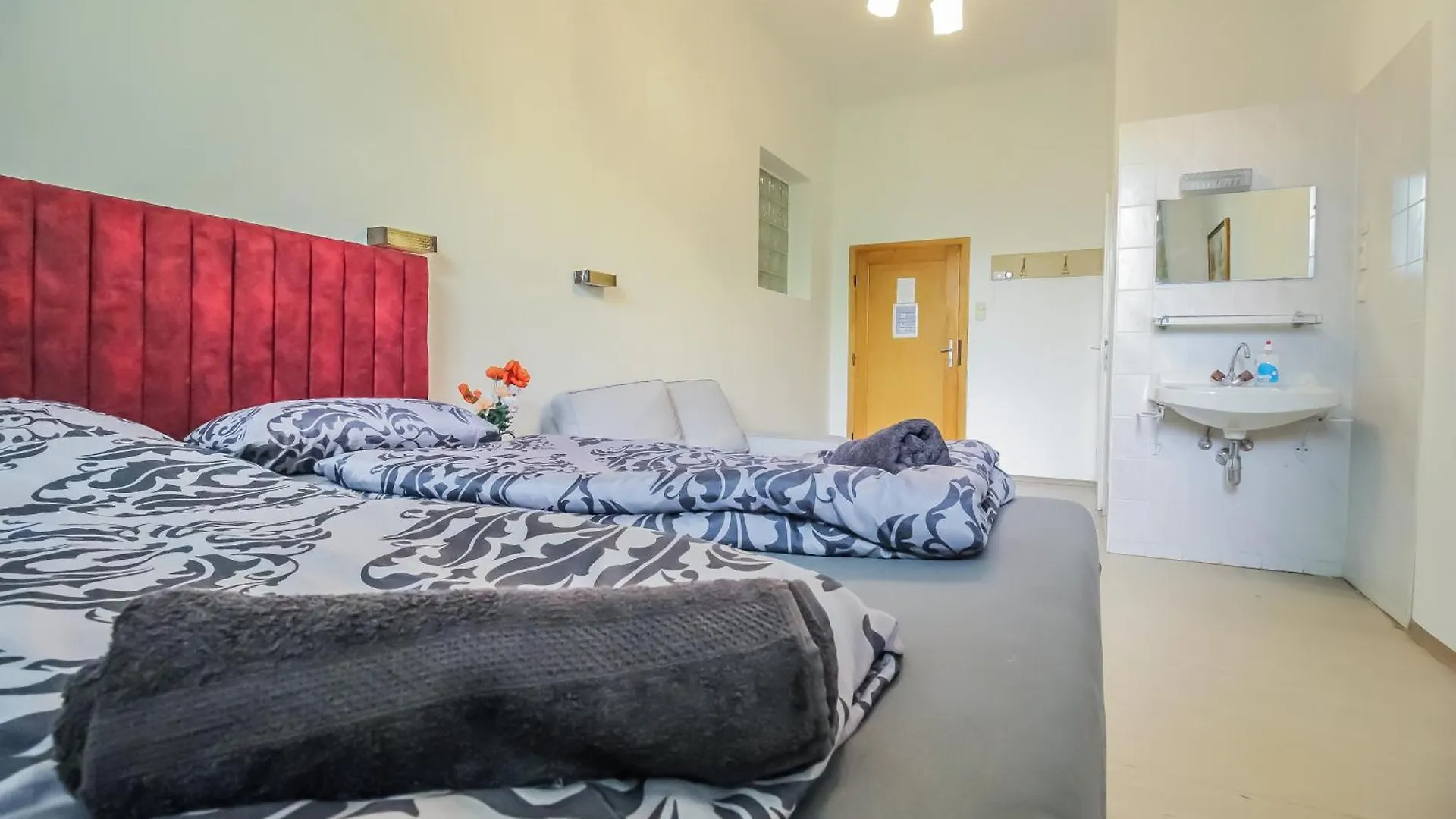 Homestay Cozy Rooms - U3 Hutteldorferstrasse Vienna Austria